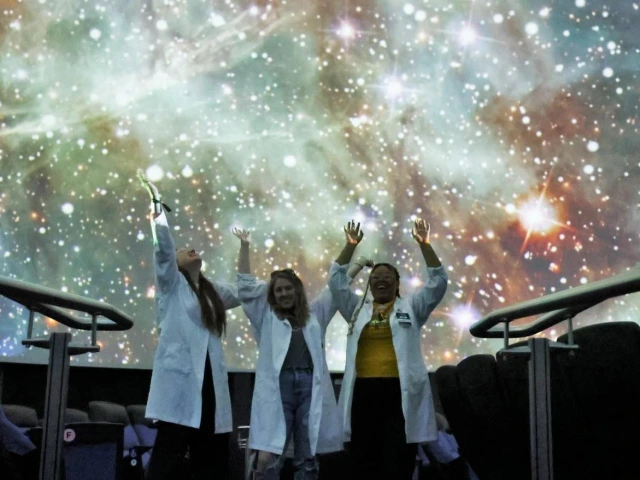 Museum Selfie Day ultra wide