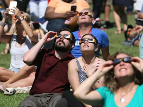 Solar eclipse viewers