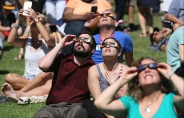 Solar eclipse viewers